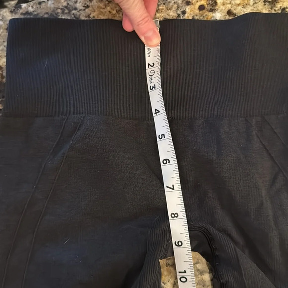 Lululemon black ribbed capris (see measurements) - Picture 4 of 6